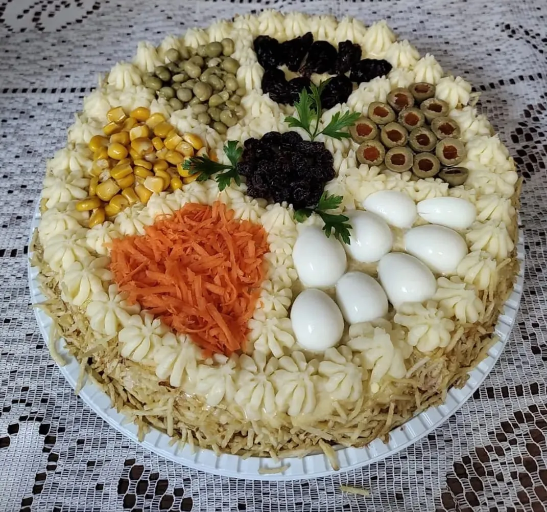 Bolo salgado decorado com rosa de tomate e mosaico de coberturas