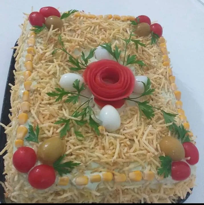 Bolo salgado retangular decorado com cenoura ralada