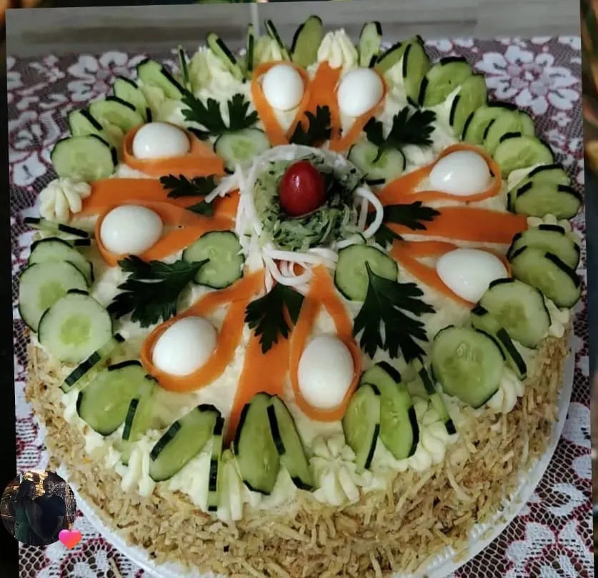 Bolo salgado redondo decorado sobre toalha rendada