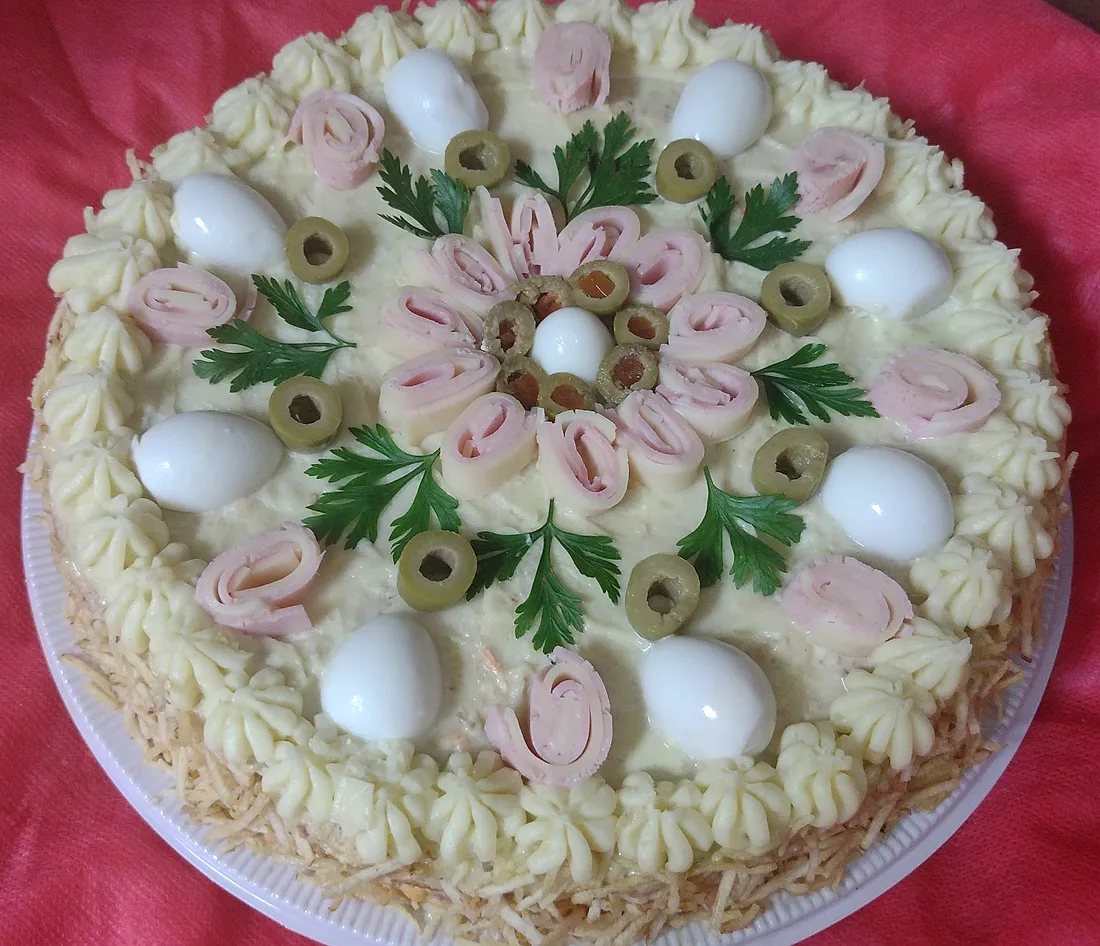 Bolo salgado branco decorado com flores