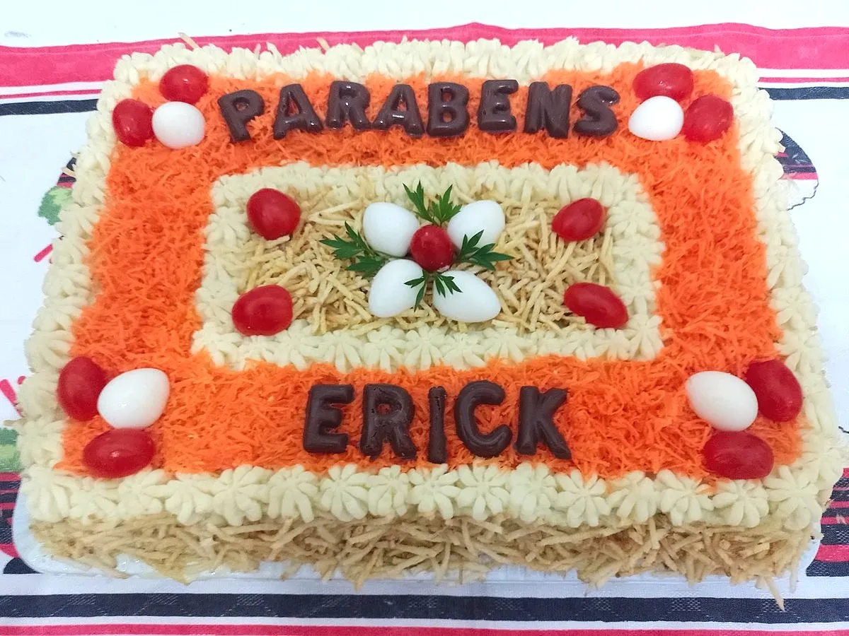 Bolo salgado decorado à mão