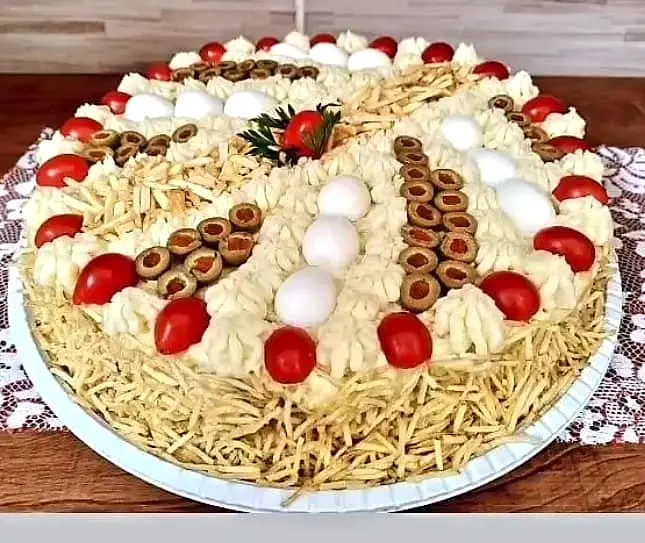 Bolo salgado decorado à mão pela Andréa (nº 98)