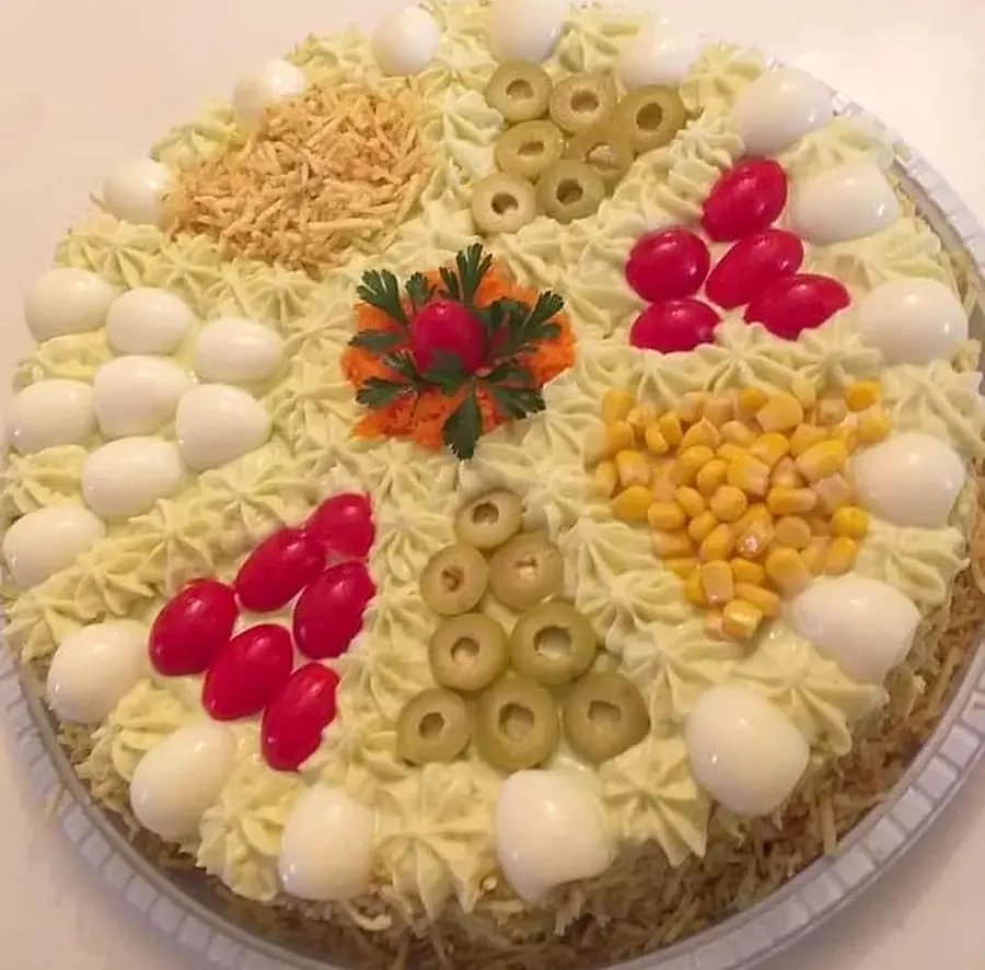 Bolo salgado decorado à mão pela Andréa (nº 104)