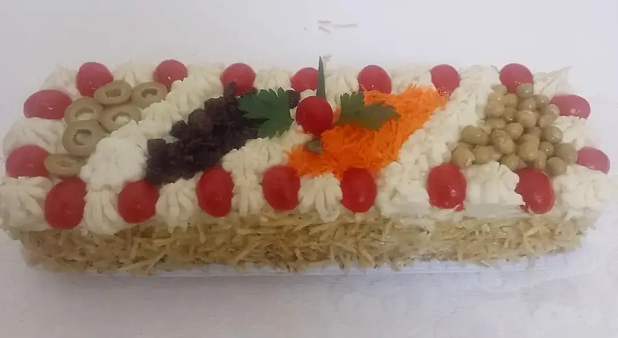 Bolo salgado decorado à mão pela Andréa (nº 106)