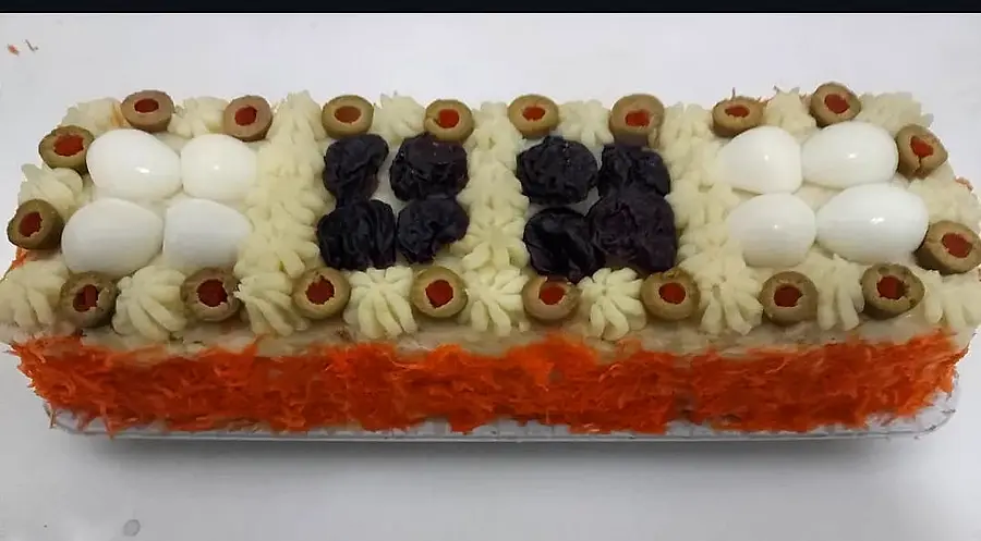 Bolo salgado decorado à mão pela Andréa (nº 108)